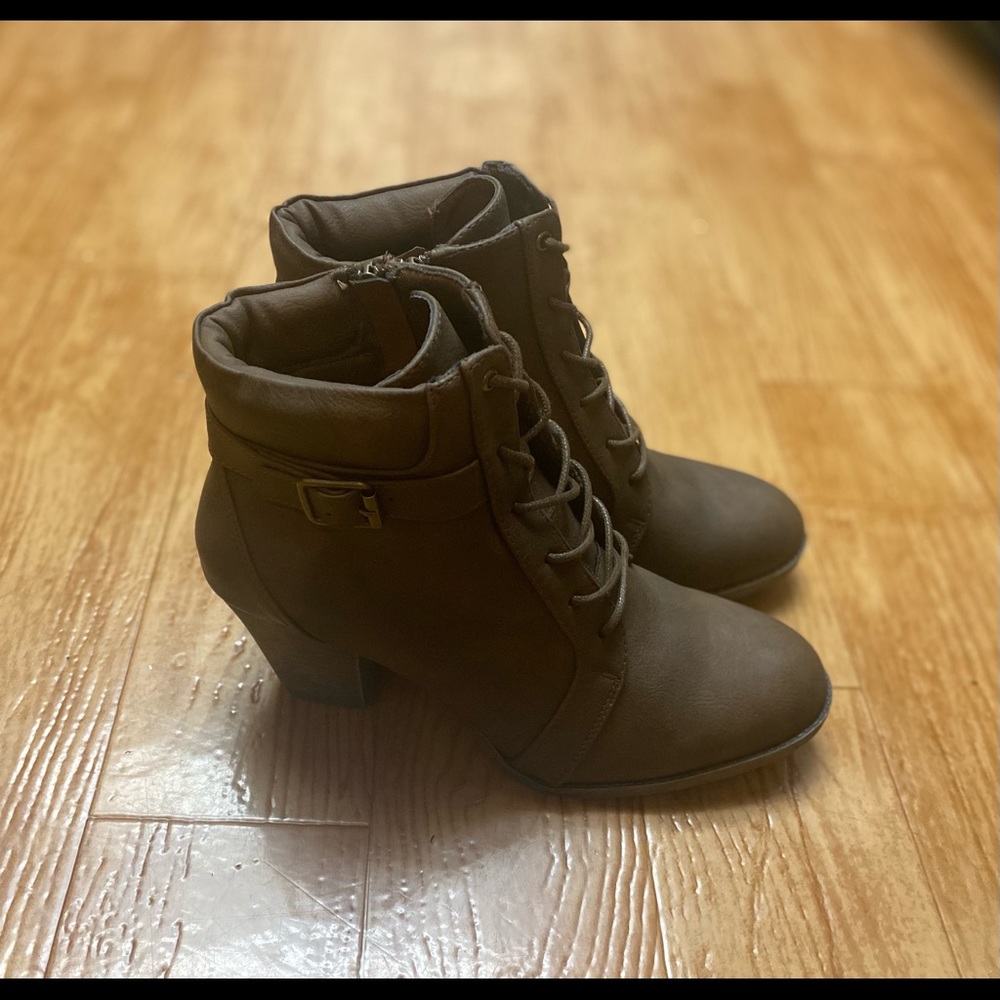 Daisy Fuentes combat booties lace up boots